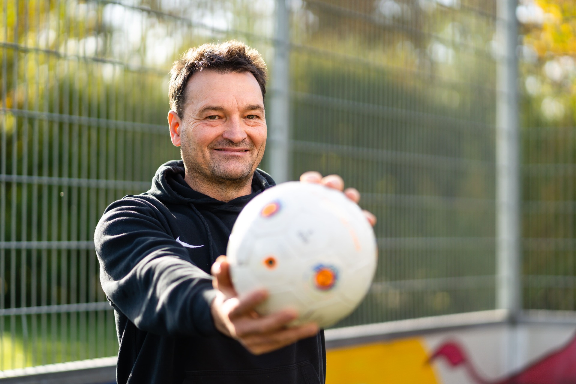 Franz Ganser mit Fußball in den Händen.