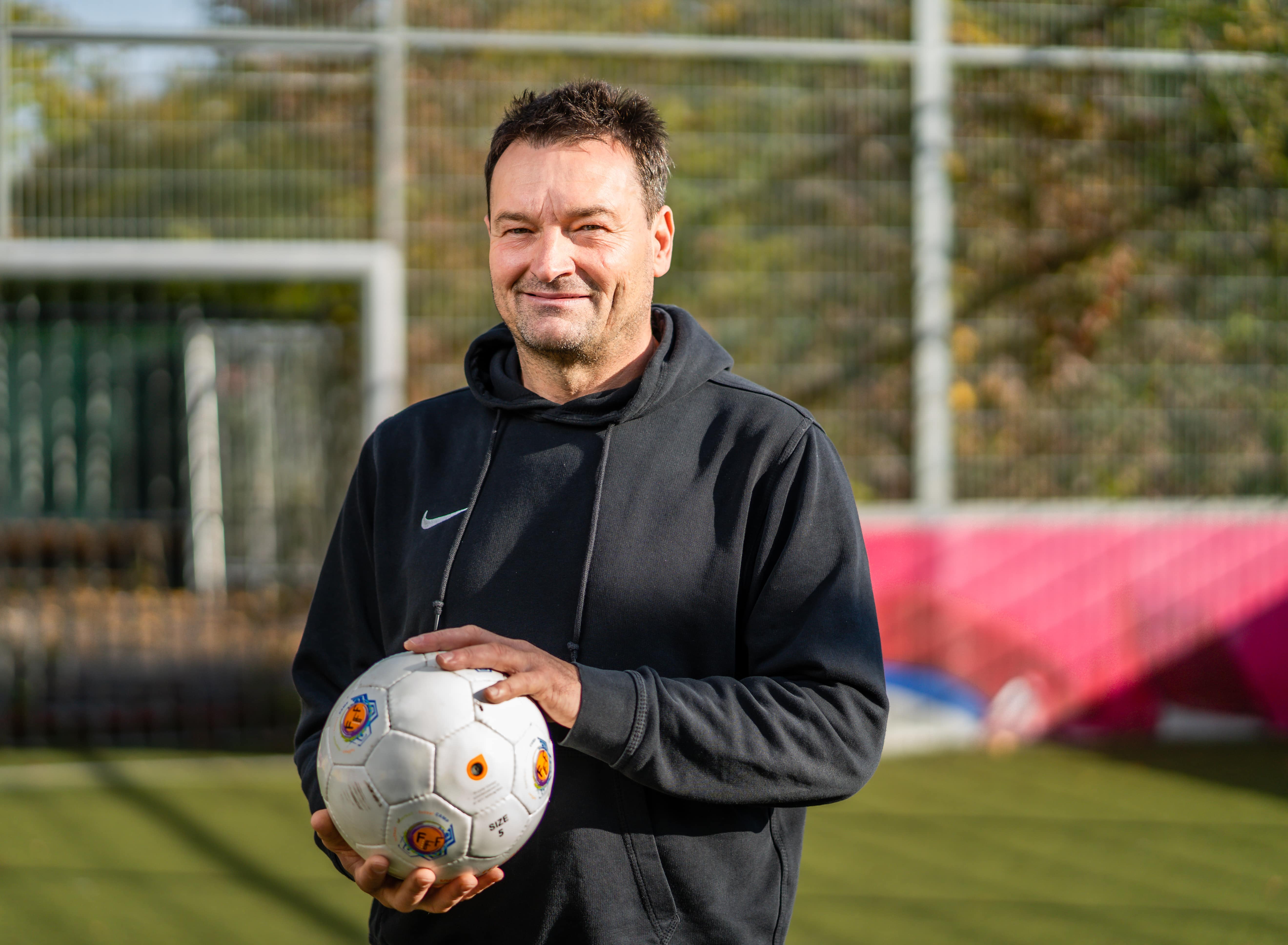 Franz Ganer mit Fußball in den Händen