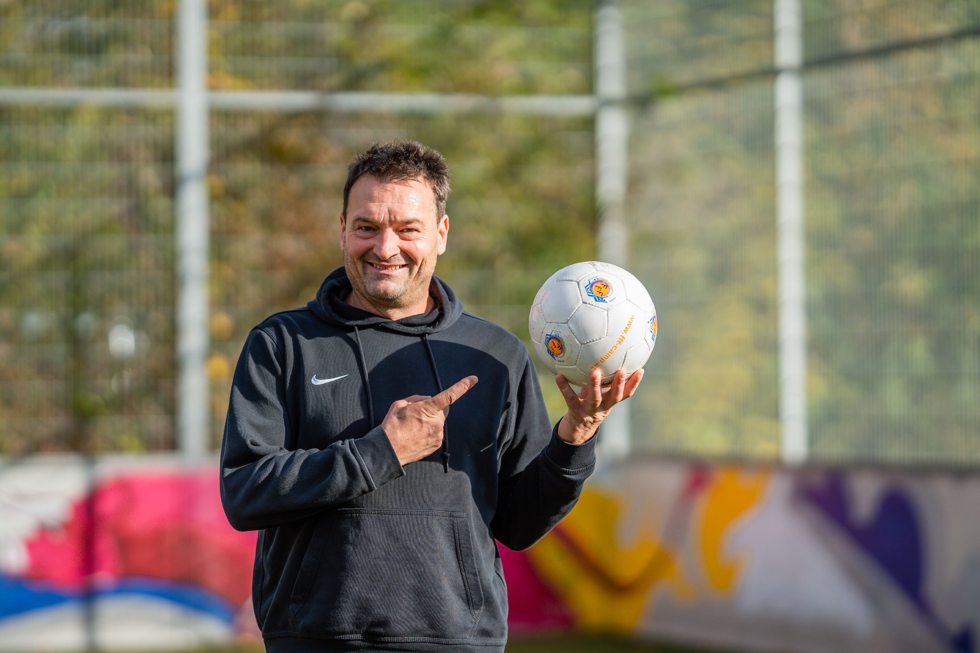 Franz Ganser zeigt auf Fußball